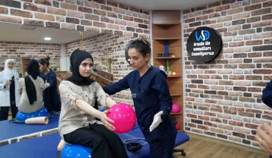 Depremde bacağını kaybeden Gine Batal, protezle hayata tutundu