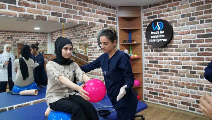 Depremde bacağını kaybeden Gine Batal, protezle hayata tutundu