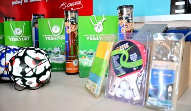 Yeşilyurt Belediye Başkanı Mehmet Çınar, Gündüzbey Şehit Levent Coşkun İlk ve Ortaokuluna spor malzemesi desteğinde bulundu