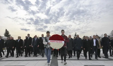 CHP Genel Başkanı Özgür Özel, Deniz Baykal’ın kabrini ziyaret etti
