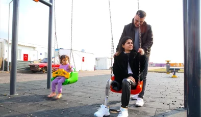 Depremde ailesini kaybeden Tuğçe Kalmış, protez bacağıyla ilk adımlarını atıyor