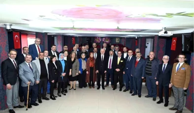 Isparta Belediye Başkanı Şükrü Başdeğirmen Meclis Üyelerine Teşekkür Plaketi Takdim Etti
