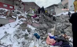 Türkiye’de Saatler 04: 17’de Durdu: Kaderine Terk Edilmiş Şehirler, Yıkılmayı Bekleyen Binalar; Suya, Hastaneye Muhtaç İnsanlar.