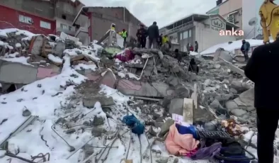 Türkiye’de Saatler 04: 17’de Durdu: Kaderine Terk Edilmiş Şehirler, Yıkılmayı Bekleyen Binalar; Suya, Hastaneye Muhtaç İnsanlar.