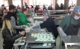 3 çeşit yemek 14 TL: Menüyü bu kez öğrenciler belirledi, rektörde eşlik etti