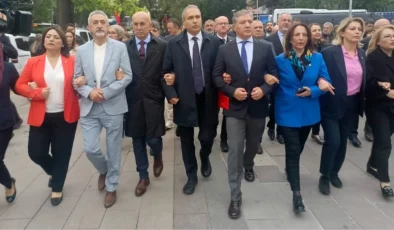 CHP yeni müfredat taslağını protesto için Milli Eğitim Bakanlığı’na yürüdü