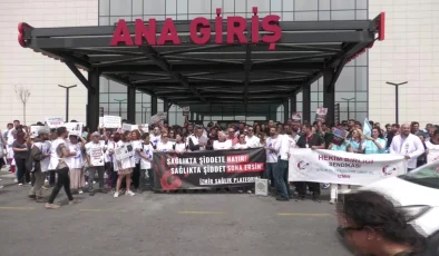 İzmir’de sağlık çalışanları saldırıya tepki göstererek iş bıraktı