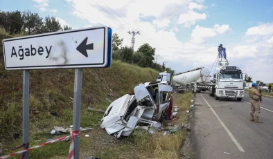 Gaziantep’te minibüsle beton mikseri çarpışması: 8 ölü, 11 yaralı