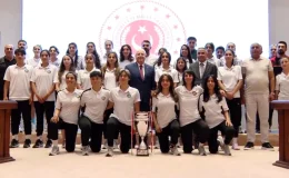 Milli Savunma Bakanı Yaşar Güler, Yüksekova Belediyespor Kadın Futbol Takımı’nı ağırladı