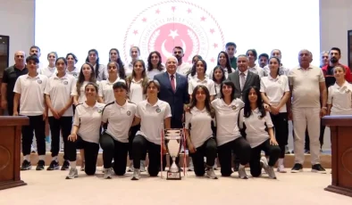 Milli Savunma Bakanı Yaşar Güler, Yüksekova Belediyespor Kadın Futbol Takımı’nı ağırladı