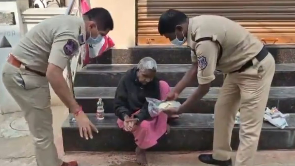 Hindistan’da görme engelli çift, oğullarının öldüğünü 4 gün sonra fark etti