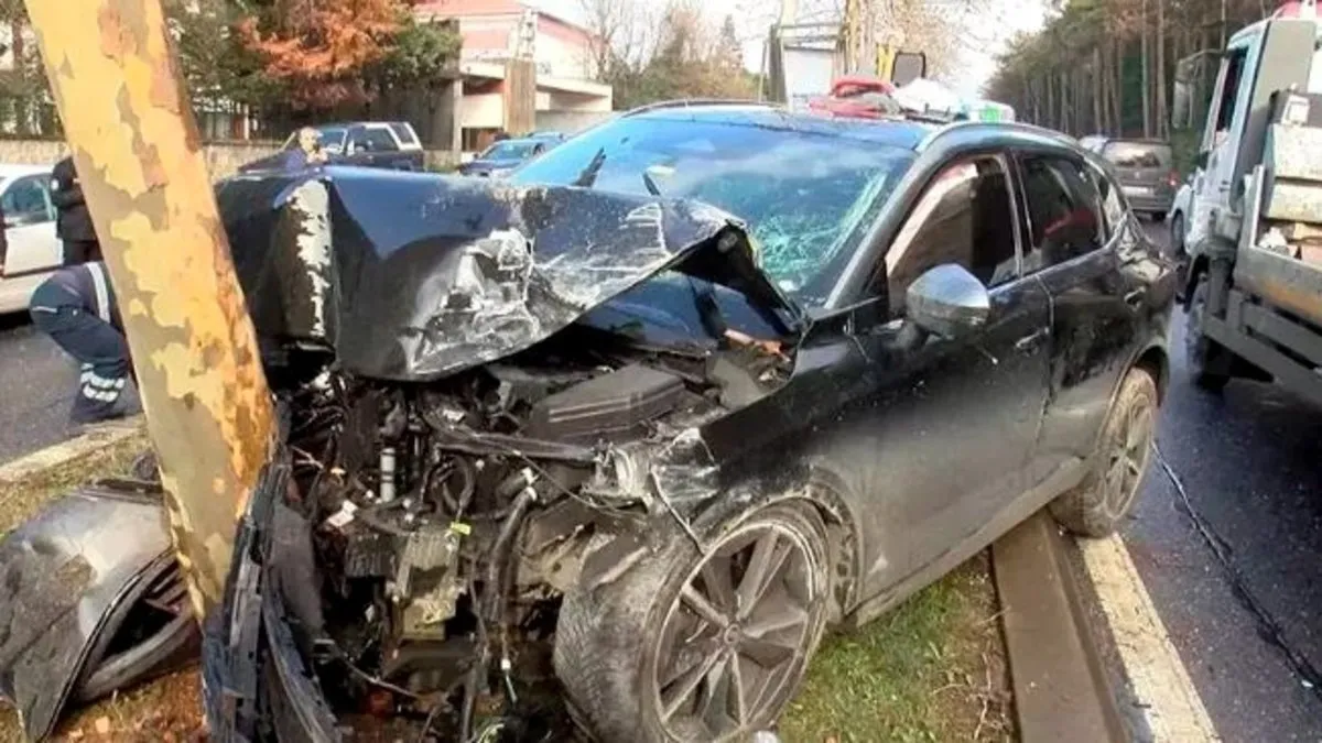 Aşırı hız yapıp makas atan otomobil önce iki araca sonra ağaca çarpıp durabildi