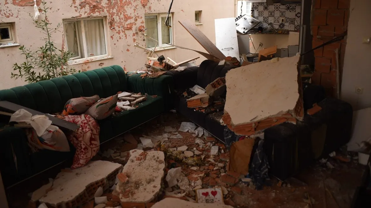 Ümraniye’de 4 katlı binada patlama: Meyve bıçakları ok gibi duvara saplandı!