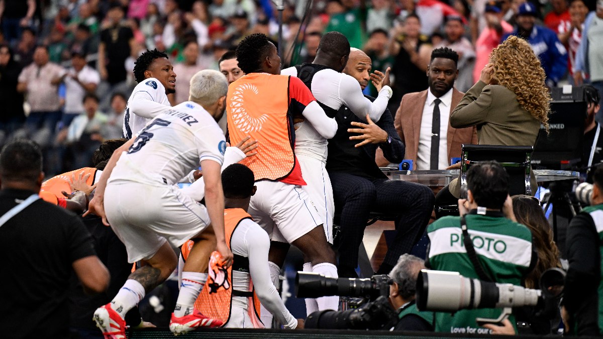 Golünü attı, Thierry Henry’ye koştu