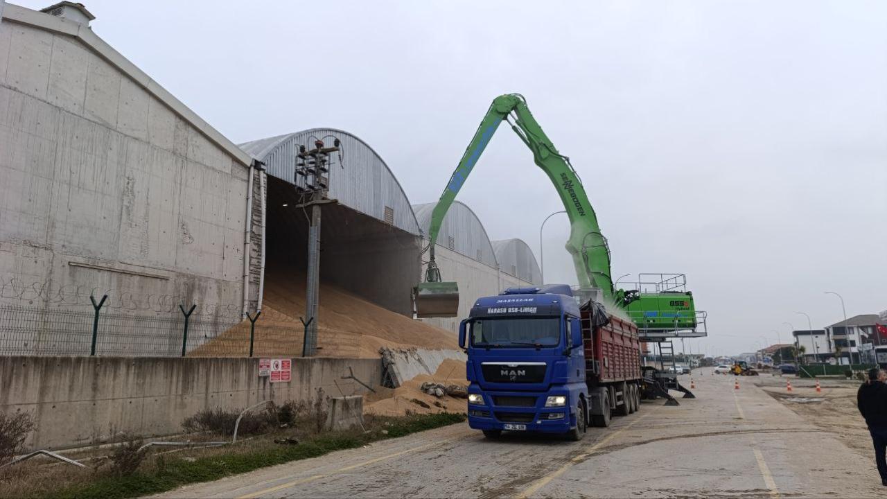 Karasu Limanı’nda tahıl deposunun duvarı çöktü