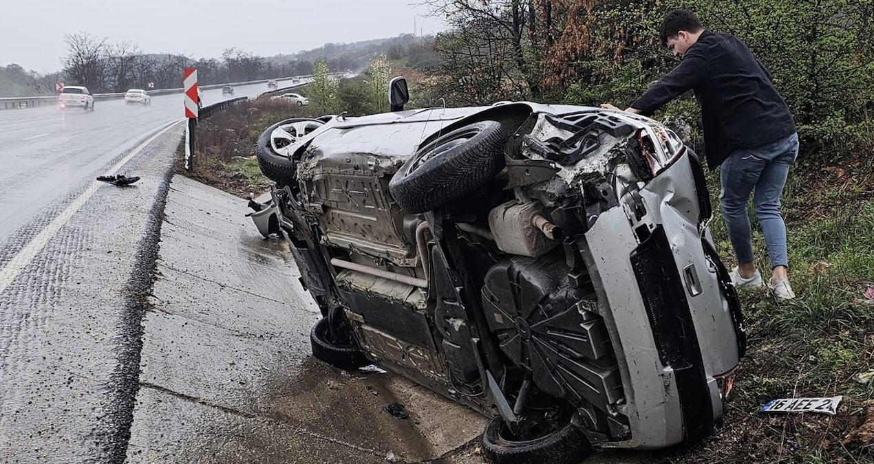 Bursa’da otomobil yağmur suyu kanalına düştü: Yaralılar var