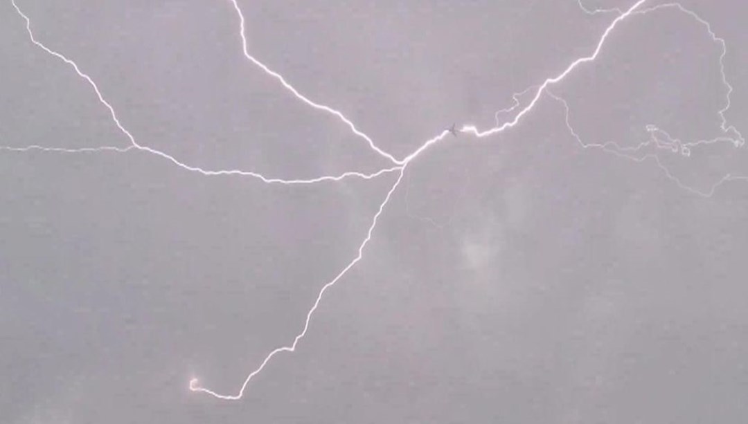 Pegasus uçağına yıldırım isabet etti (Uçağa yıldırım çarparsa ne olur?)